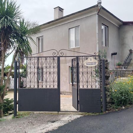 Merabi And Neli Guest House Makhinjauri Εξωτερικό φωτογραφία